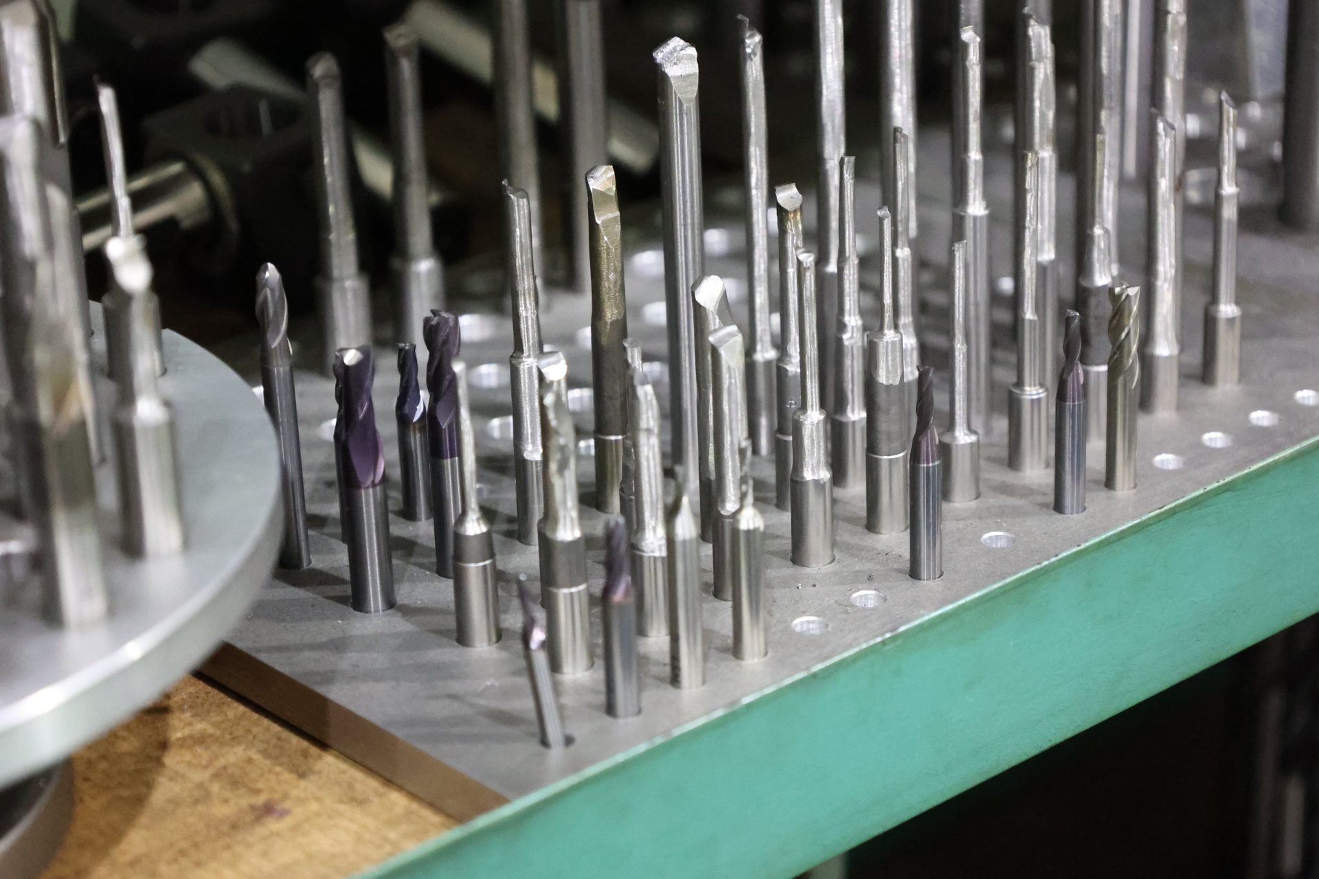 当社の回転工具群。求められる穴の仕様に応じてオーダーメイド工具を自作/メンテナンスを行う事も。
