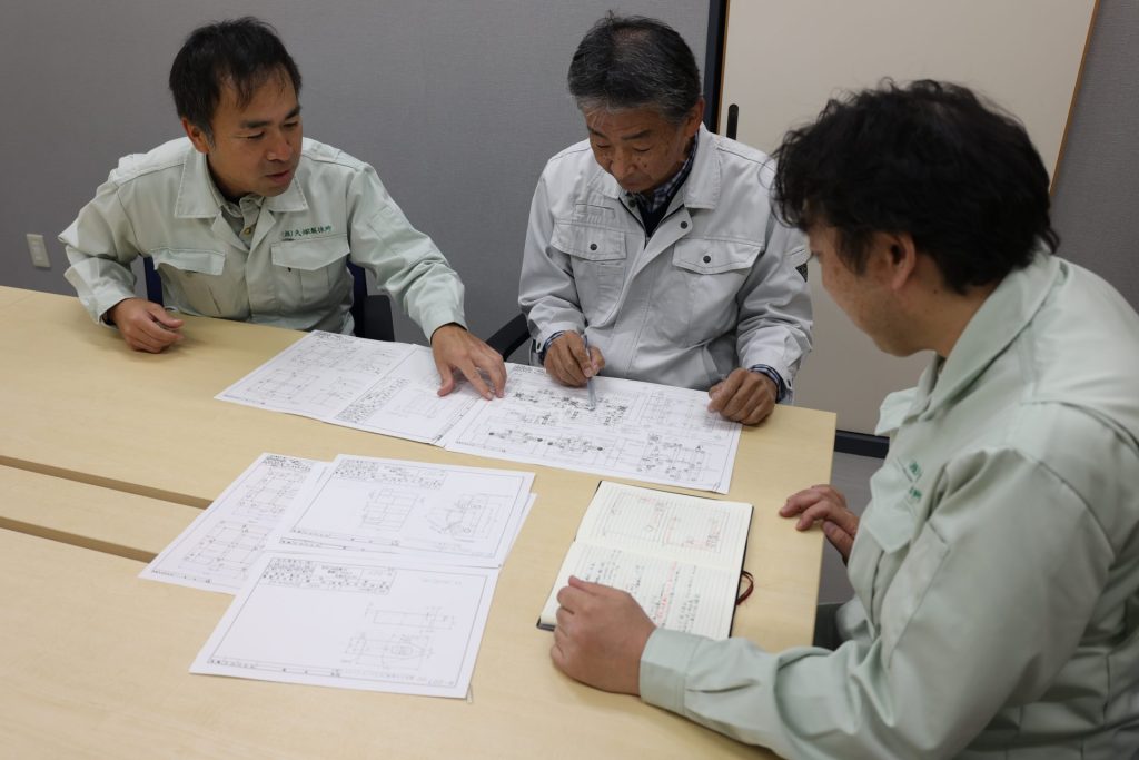 当社における治具の設計打ち合わせの様子