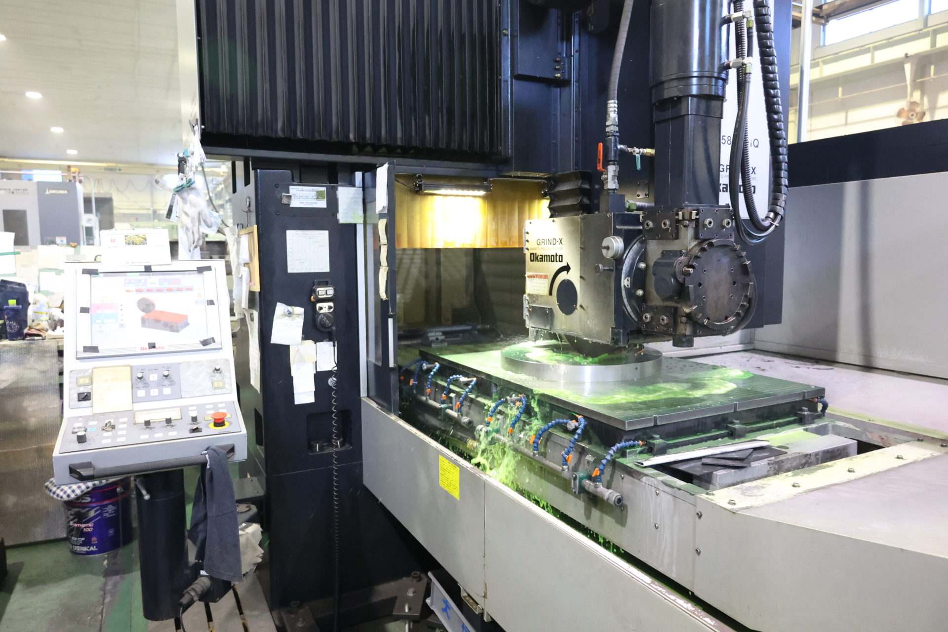 ベースプレートの研削加工を行う当社保有のCNC平面研削盤